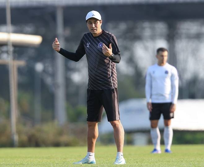 지난달 태국 촌부리서 열린 동계 전지훈련에서 유병훈 FC안양 감독이 선수단을 지휘하고 있다. 사진=한국프로축구연맹