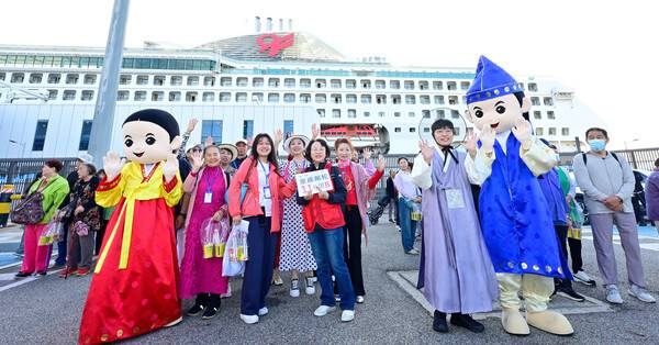 중국인 단체관광객에 대한 무비자 입국 시행 첫날인 지난해 9월 29일 인천시 연수구 인천항 크루즈터미널에서 입국한 중국인 관광객들이 기념사진을 찍고 있다. <기호일보 DB>