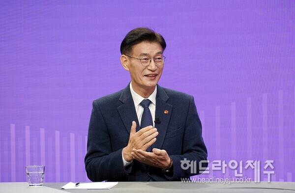 특별대담을 하고 있는 문대림 의원.