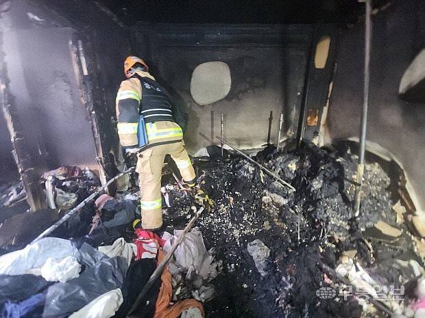 지난 9일 광주 북구 신용동의 한 지상 3층 규모 빌라 2층에서 전기장판에서 화재가 발생했다. 광주소방안전본부 제공