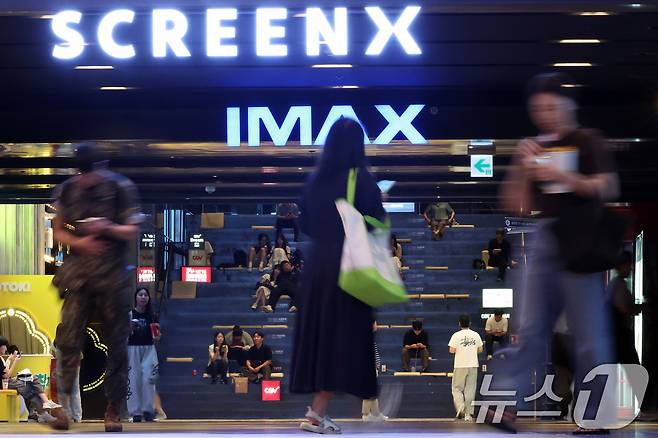 서울의 한 영화관을 찾은 관람객들 모습. 사진은 기사 내용과 직접 관련 없음.ⓒ 뉴스1 박정호 기자