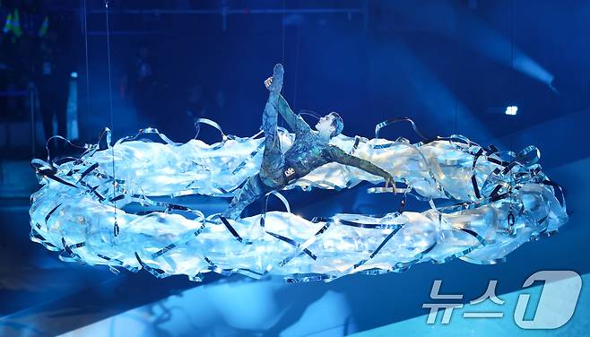 22일(현지시간) 이탈리아 베로나 올림픽 아레나에서 열린 2026 밀라노·코르티나담페초 동계올림픽 폐회식에서 공연이 펼쳐지고 있다. (공동취재) 2026.2.23 ⓒ 뉴스1 김진환 기자