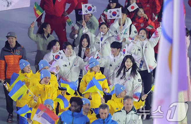 22일(현지시간) 이탈리아 베로나 올림픽 아레나에서 열린 2026 밀라노·코르티나담페초 동계올림픽 폐회식에서 쇼트트랙 김길리, 신동민, 심석희와 피겨 스케이팅 이해인 등이 입장하고 있다. (공동취재) 2026.2.23 ⓒ 뉴스1 김진환 기자