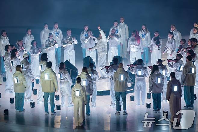 22일(현지시간) 이탈리아 베로나 올림픽 아레나에서 열린 2026 밀라노·코르티나담페초 동계올림픽 폐회식에서 2030 동계올림픽 개최지인 프랑스의 공연이 펼쳐지고 있다. (공동취재) 2026.2.23 ⓒ 뉴스1 김진환 기자