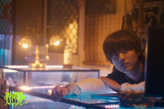 '슬라이드 스트럼 뮤트' 스틸 컷