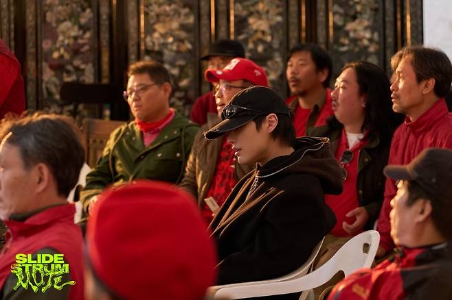 '슬라이드 스트럼 뮤트' 스틸 컷