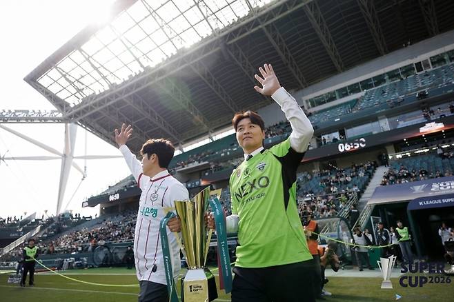 전북 이동국, 대전 김은중, 두 레전드가 입장하는 모습. 제공 | 한국프로축구연맹