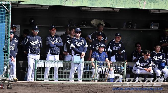21일 일본 오키나와 고친다구장에서 열린 대한민국 야구 대표팀과 한화 이글스의 평가전. 류지현 감독과 코치진이 경기를 지켜보고 있다. 오키나와(일본)=박재만 기자 pjm@sportschosun.com/2026.02.21/