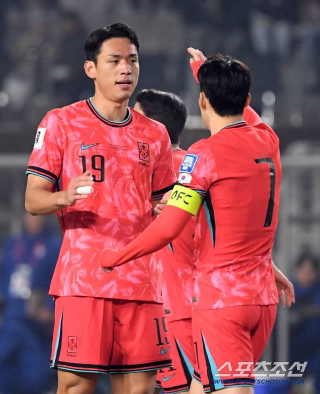 20일 고양종합운동장에서 열린 2026 FIFA 북중미 월드컵 아시아지역 3차 예선 대한민국과 오만의 경기. 손흥민이 오세훈을 격려하고 있다. 고양=박재만 기자 pjm@sportschosun.com/2025.03.20/