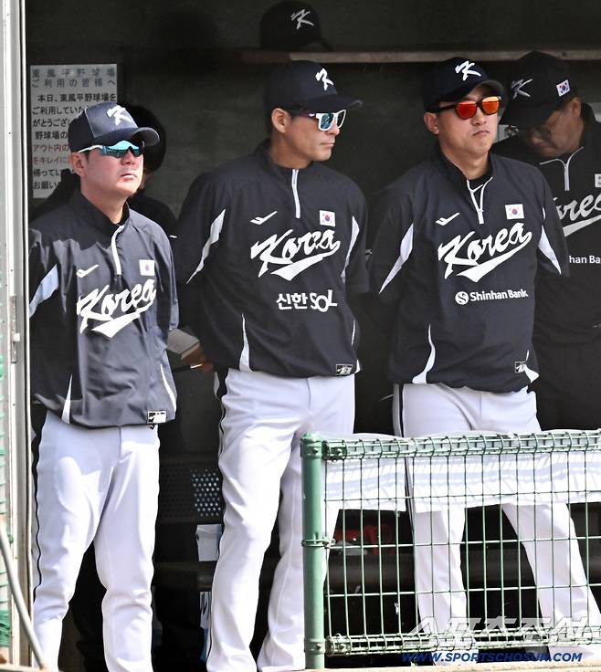 21일 일본 오키나와 고친다구장에서 열린 대한민국 야구 대표팀과 한화 이글스의 평가전. 류지현 감독이 경기를 지켜보고 있다. 오키나와(일본)=박재만 기자 pjm@sportschosun.com/2026.02.21/