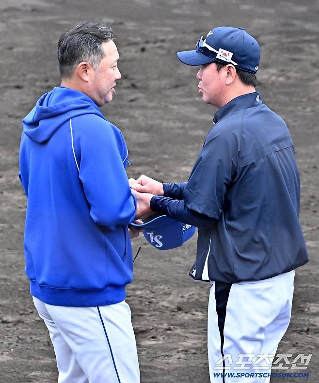 20일 일본 오키나와 온나손 아카마 구장에서 열린 대한민국 야구 대표팀과 삼성 라이온즈의 평가전, 경기 종료 후 박진만, 류지현 감독이 인사를 나누고 있다. 오키나와(일본)=박재만 기자 pjm@sportschosun.com./2026.02.20/