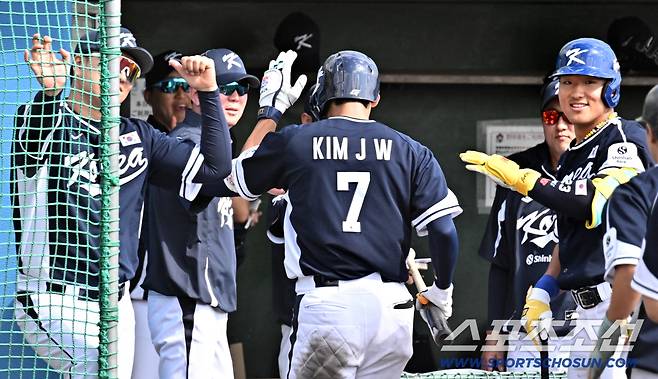 21일 일본 오키나와 고친다구장에서 열린 대한민국 야구 대표팀과 한화 이글스의 평가전. 류지현 감독이 역전 스리런포를 터뜨린 김주원을 반기고 있다. 오키나와(일본)=박재만 기자 pjm@sportschosun.com/2026.02.21/