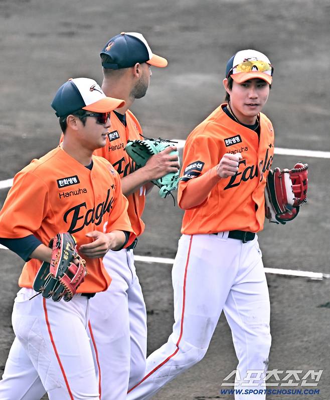 1회 강습 타구에 맞은 직후 호수비를 펼친 심우준에게 고마운 마음을 표하는 에르난데스.