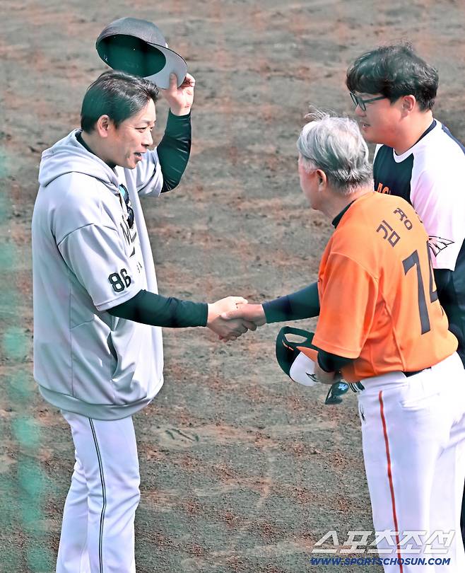 경기 종료 후 지바 롯데 오무라 사부로 감독과 한화 이글스 김경문 감독이 인사를 나눴다.