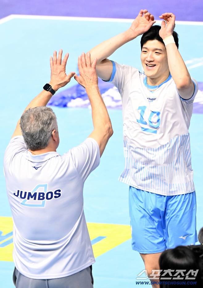 18일 인천계양체육관에서 열린 V리그 남자부 대한항공과 OK저축은행의 경기, 대한항공이 3대0으로 승리했다. 조토 감독과 기쁨을 나누는 정지석의 모습. 인천=허상욱 기자wook@sportschosun.com/2026.02.18/