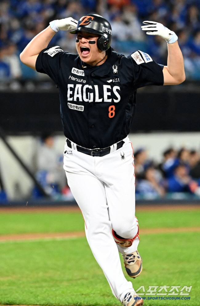 지난해 플레이오프 3차전에서 홈런을 쏘아올린 노시환의 포효. 스포츠조선DB