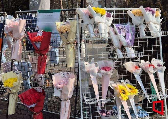 지난 20일 학위수여식이 진행된 서강대 정문 근처에 꽃이 진열돼있다. 시들지 않는 비누꽃 꽃다발과 한송이씩 포장된 '미니' 꽃다발이 진열대 대부분을 차지했다. 오지은 기자