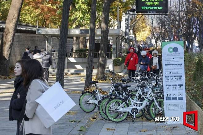 지난해 11월18일 서울 중구 세종대로 시청역 2번출구 인근에 따릉이 보관소가 설치돼 있다. 강진형 기자