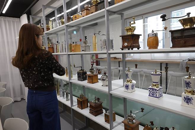 노원구 커피그라인더 전시관 ‘말베르크’에서 관람객이 전시품을 감상하고 있다. /노원구