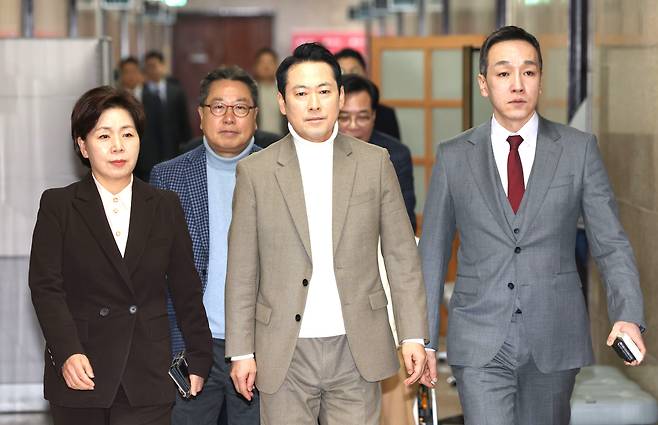 장동혁 국민의힘 대표는 이재명 대통령에게 다주택자 압박보다 더 근본적인 '똘똘한 한 채'에 대한 대책을 내놓으라고 요구하고 있다. 사진은 지난 2월 22일 서울 여의도 국회에서 국민의힘 장동혁 대표(가운데)가 비공개 회의를 위해 입장하는 모습./박성원 기자