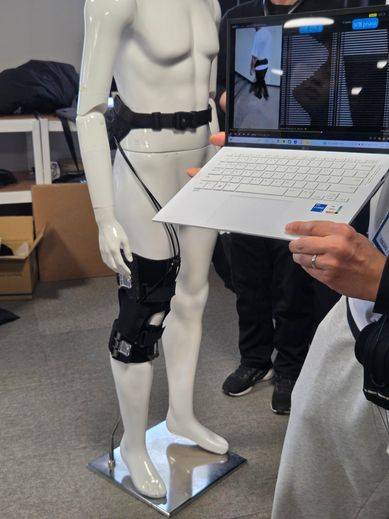 서울대학교 공과대학 로보틱스연구소는 23일 관악캠퍼스 제1공학관과 해동첨단공학관에서 '제2회 서울대학교 로보틱스 데이(SNU Robotics Day)'를 개최했다. 이날 행사에는 학내 20여 개 연구실, 60여 명의 연구진이 참여해 포스터 세션과 로봇 전시·시연을 통해 최신 연구 성과를 공개했다. 한 연구팀이 웨어러블 로봇을 소개하고 있다. ⓒ임채현 기자