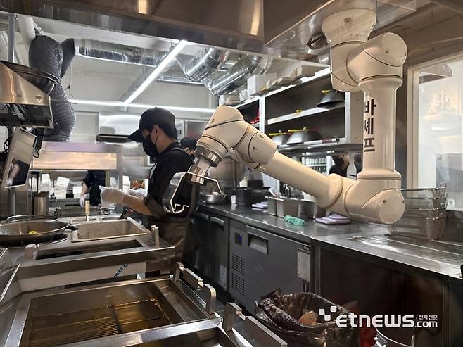 바른치킨 여의도R점에서 '바셰프' 관절형로봇이 치킨을 조리하고 있다.