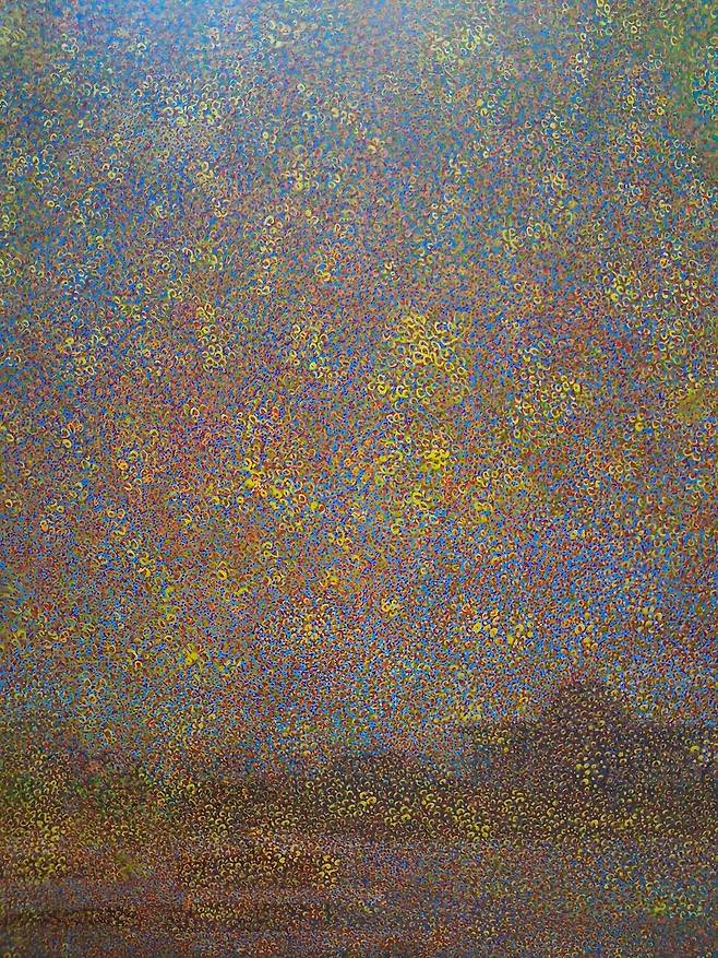 성태훈 작가가 지난해 그린 ‘꽃비’ 연작 중 일부. 화폭의 꽃비 이미지 너머로 계엄령 발표 당시 시민들이 항거했던 서울 여의도 국회의사당의 실루엣이 아련하게 비친다. 노형석 기자