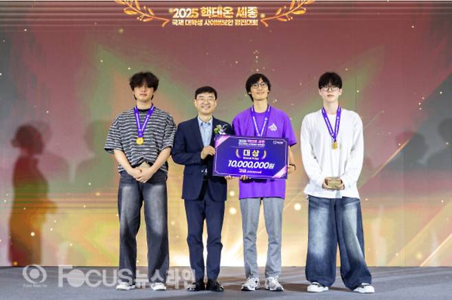 국내 최대 규모의 사이버보안 경진대회 중 하나인 ‘2025 핵테온 세종’에서 이세형 학생(ASCii팀)이 고급부 대상, 이서준 학생이 고급부 우수상을 받았다. 숭실대 제공