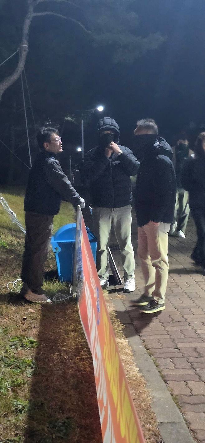 심인호 금속노조 기아자동차지부 동희오토분회장(왼쪽)이 퇴근 선전전 도중 언쟁이 벌어지자 노조의 필요성을 설명하고 있다. 동희오토분회 제공