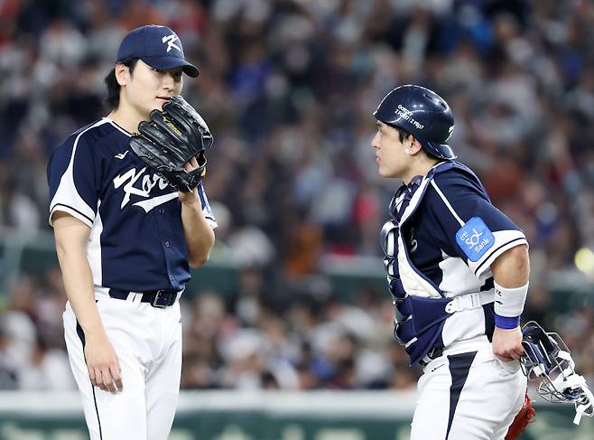 <yonhap photo-3737="">15일 일본 도쿄돔에서 열린 2025 K베이스볼 시리즈 대한민국과 일본의 평가전. 선발 투수 곽빈이 포수 박동원과 대화를 나누고 있다. <저작권자 ⓒ 1980~2026 ㈜연합뉴스. 무단 전재 재배포 금지, AI 학습 및 활용 금지></yonhap>