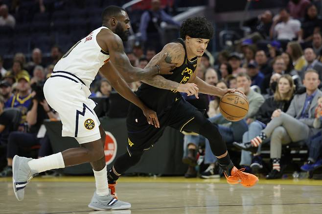 <yonhap photo-5189=""> epa12770464 Golden State Warriors forward Gui Santos (R) and Denver Nuggets guard/forward Tim Hardaway Jr. (L) in action during the second half of the NBA game between the Denver Nuggets and the Golden State Warriors in San Francisco, California, USA, 22 February 2026. EPA/JOHN G. MABANGLO SHUTTERSTOCK OUT/2026-02-23 08:56:40/ <저작권자 ⓒ 1980~2026 ㈜연합뉴스. 무단 전재 재배포 금지, AI 학습 및 활용 금지></yonhap>