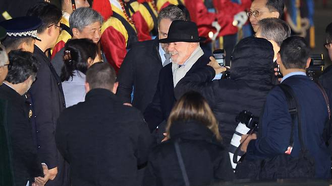 루이스 이나시우 룰라 다시우바 브라질 대통령이 22일 밤 서울공항을 통해 방한해 전용기에서 내리며 환영단과 인사하고 있다