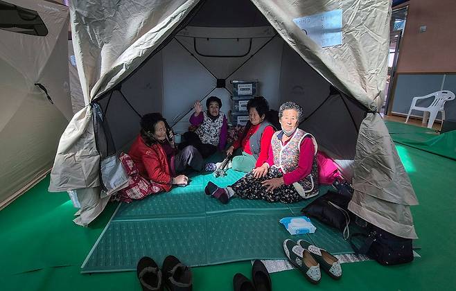 23일 오후 경남 함양군 유림면어울림체육관에 마련된 구호텐트에 80~90대 할머니들이 대피해 있다. 이곳에는 지난 21일 함양군 마천면에서 발생한 산불로 대피한 5개 마을 주민 130여명이 머물고 있다. 안대훈 기자