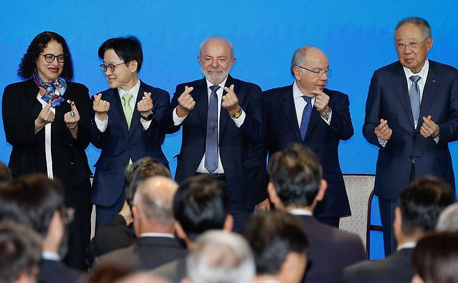 루이스 이나시우 룰라 다 시우바 브라질 대통령이 23일 오후 서울 중구 롯데호텔에서 열린 ‘한·브라질 비즈니스 포럼’에 참석해 김정관 산업통상부 장관, 류진 한국경제인협회 회장 등과 기념 촬영을 하고 있다. 뉴스1