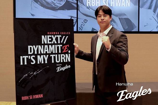 한화 이글스 노시환이 23일 구단과 비FA 다년계약을 체결한 뒤 기념 사진을 찍고 있다. 한화 제공