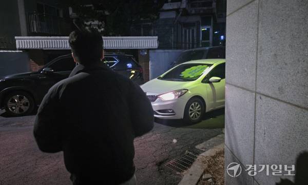 22일 오후 인천 남동구 간석동 일대 인근 주택가 골목에서 좌회전을 하려는 차량에 로고젝터가 운전석 앞 유리를 비추고 있다. 장민재기자