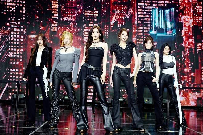 정규 2집 ‘리바이브 플러스(REVIVE+)’로 컴백한 아이브가 23일 예스24라이브홀에서 타이틀곡 ‘블랙홀’ 무대를 선보이고 있다. 스타쉽엔터테인먼트