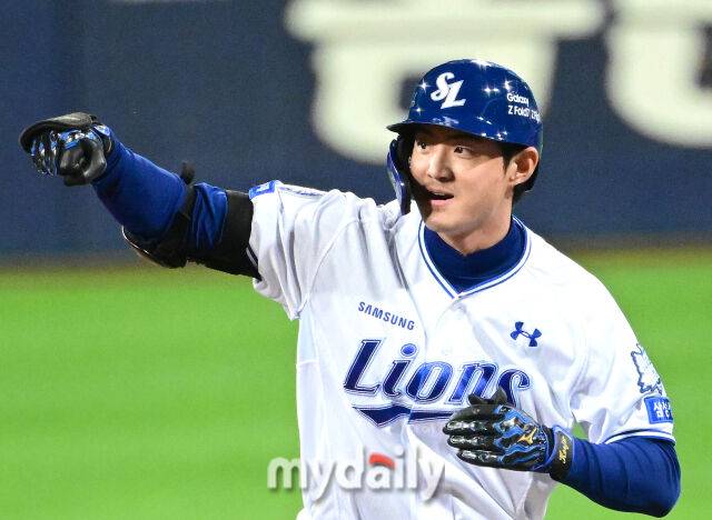 2025년 10월 14일 오후 대구 삼성라이온즈파크에서 열린 '2025 신한 SOL Bank KBO 포스트시즌' SSG 랜더스와 삼성 라이온즈의 준플레이오프 4차전 경기. 삼성 구자욱이 6회말 무사 1루서 안타를 친 뒤 기뻐하고 있다./마이데일리