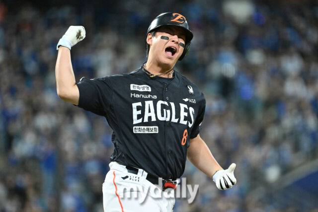 21일 대구 삼성라이온즈파크에서 열린 '2025 신한 SOL BANK KBO 포스트 시즌' 삼성 라이온즈와 한화 이글스 플레오이프(PO) 3차전 경기. 한화 노시환이 5회초 2사 3루에 역전 투런포를 친 후 기뻐하고 있다./마이데일리