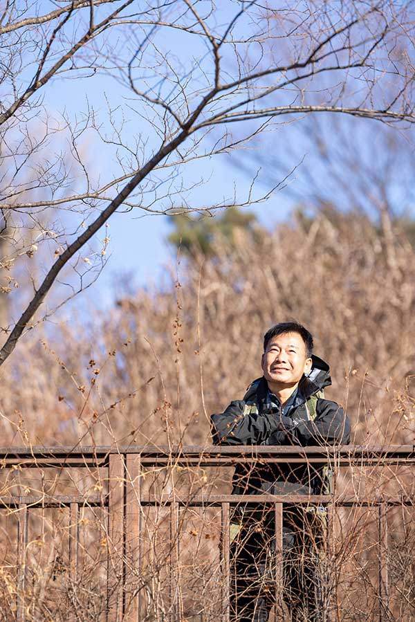 서울 남산 백범공원에서 인터뷰 도중 생각에 잠긴 이동운씨.