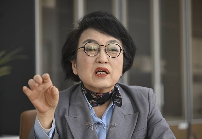 건축·도시 전문가인 김진애 국가건축정책위원장이 지난 19일 서울 종로구 국가건축정책위원회 사무실에서 서울신문과 인터뷰하고 있다. 김 위원장은 “똘똘한 한 채 선호 현상은 초고층 주상복합이나 아파트 단지에 대한 수요만 높이고 임대차 시장을 떠받치는 다세대·다가구 주택의 공급은 감소시켰다”고 지적했다. 이지훈 기자