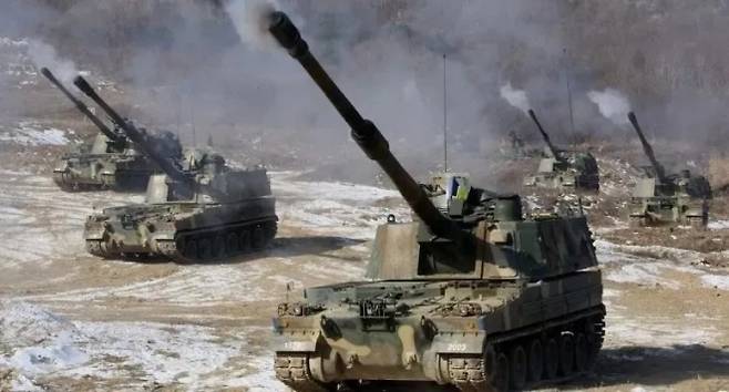 한국산 K9 자주포들이 훈련장에서 포신을 올린 채 일제히 사격 대형을 갖추고 있다. 에스토니아는 이 자주포를 추가 도입하며 장거리 포병 전력 확충에 나섰다. 한화에어로스페이스 제공