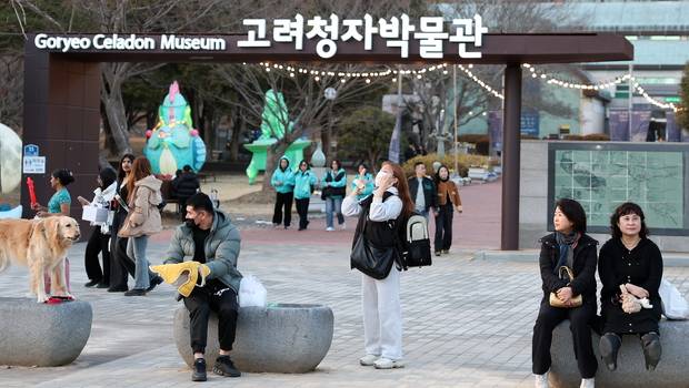 지난 21일 제54회 강진청자축제장을 찾은 수많은 관광객들이 축제 현장을 둘러보며 즐거운 한때를 보내고 있다. 사진 제공=강진군