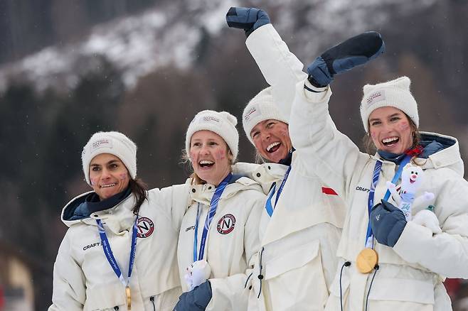WLSKS 14DLF 크로스컨트리 여자 4×7.5㎞ 계주에서 금메달을 차지한 노르웨이 선수들. AFP