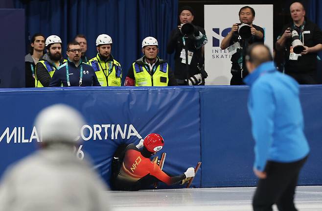▲ 이탈리아 밀라노 아이스스케이팅 아레나에서 열린 2026 밀라노-코르티나담페초 동계올림픽 쇼트트랙 남자 1500m 준준결승에 출전한 중국의 린샤오쥔(한국명 임효준)이 경기 중 넘어지고 있다. ⓒ연합뉴스