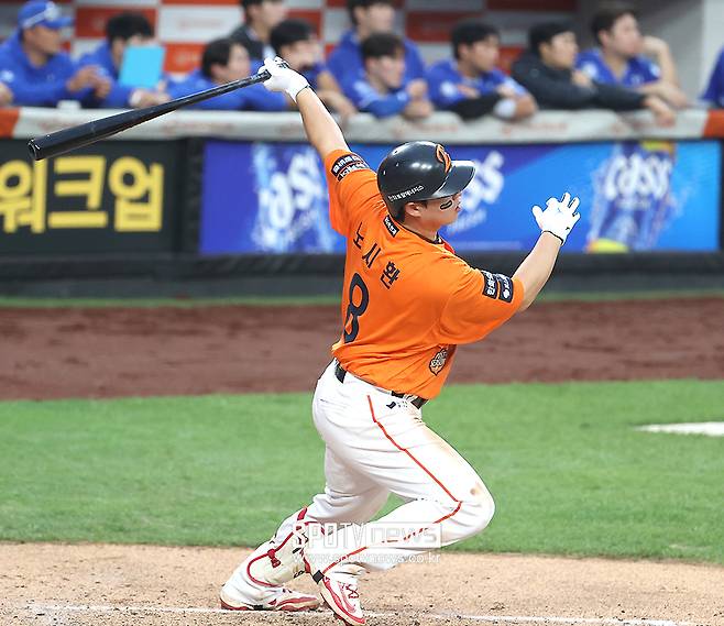 ▲ 노시환은 “당연히 한화에서 영구 결번을 다는 게 꿈이다. 구단에서 계약을 잘 제시해 주셔서 잘 됐다. 내 꿈을 이루는 데 한 발짝 다가선 듯하다. 이제부터 시작이다”라며 오랜 기간 한화에 남고 싶다는 의사를 드러내기도 했다. ⓒ곽혜미 기자