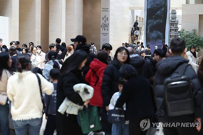 이순신 특별전 관람 30만명 돌파 (서울=연합뉴스) 강민지 기자 = 특별전 '우리들의 이순신' 관람객 30만명 돌파 이벤트가 열린 19일 서울 용산구 국립중앙박물관에서 관람객들이 전시실을 오가고 있다. 2026.2.19 mjkang@yna.co.kr