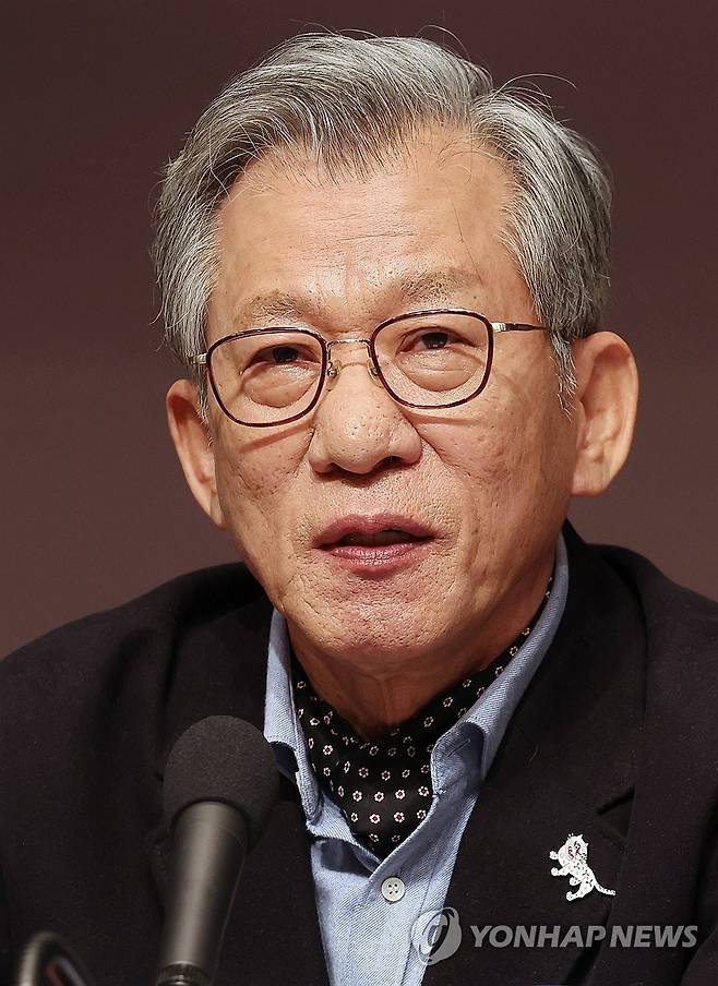 '뮷즈' 착용한 유홍준 국립중앙박물관장 (서울=연합뉴스) 이재희 기자 = 유홍준 국립중앙박물관장이 23일 서울 중구 프레스센터에서 열린 관훈클럽 초청 관훈포럼에 뮷즈(뮤지엄과 굿즈를 합친 단어)를 착용하고 나와 질문에 답하고 있다. 2026.2.23 scape@yna.co.kr