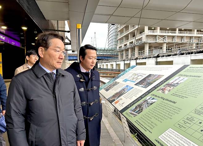 ▲ 유정복 인천시장이 지난 23일(현지시각) 영국 런던 동부 도크랜드 지역의 카나리 워프(Canary Wharf) 현장을 둘러보고 있다.