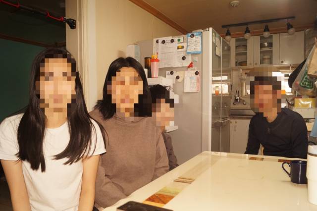 경북 칠곡군 석적읍의 작고 오래된 낡은 아파트에 박가영(40·가명) 씨 4식구는 다음날은 좀더 나아질것이란 희망을 붙잡고 근근히 버티며 살고 있다. 전병용 기자